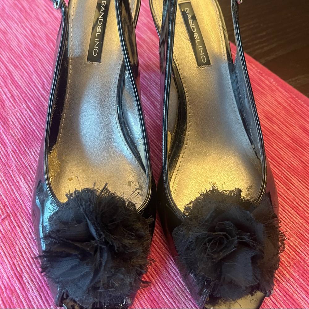 Bandalino sz8 black patent sling back peep toe pumps with flower appliqué
